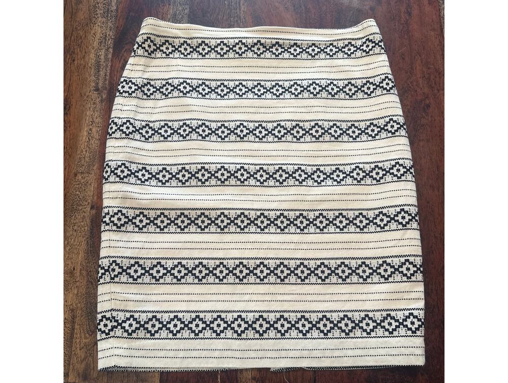 Ann Taylor Petite Black & Cream Patterned Skirt – Size 10P
